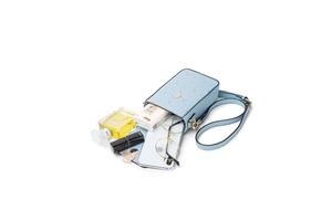 Mini borsa a tracolla floreale con articoli quotidiani su sfondo bianco puro