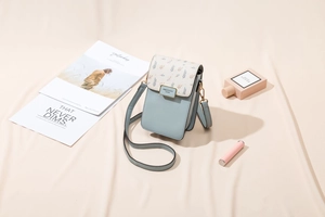 Détail du sac à bandoulière floral en similicuir avec compartiments pour téléphone et cartes