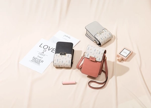 Vue détaillée des mini sacs à bandoulière en cuir PU avec imprimé feuille et boucle dorée