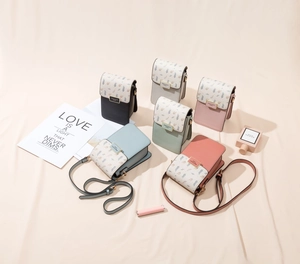 Vue détaillée de mini sacs à bandoulière en cuir PU avec rabat à motif floral chic