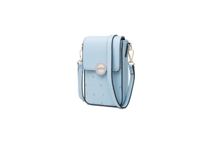Dettaglio della borsa porta cellulare celeste a fiori con trama in pelle e fibbia dorata