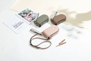 Dettaglio di borse porta cellulare in pelle PU verde, moka e rosa con cinturini floreali