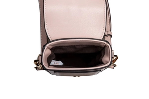 Dettaglio interno della borsa per cellulare in pelle PU rosa con fodera e gancio dorato