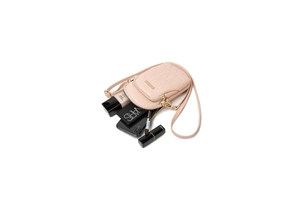 Detail der Innenkapazität der rosa gesteppten PU-Handytasche mit zwei Reißverschlussfächern