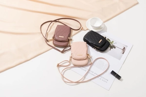 Detailansicht der gesteppten Kunstleder-Handytaschen in Lila Schwarz und Rosa