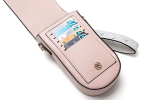 Vista dettagliata del retro di una borsa per cellulare in PU rosa con sei slot per carte