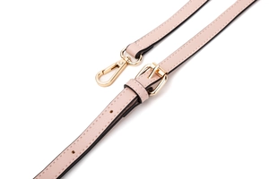 Dettaglio della tracolla in pelle PU rosa con chiusura a moschettone dorata e fibbia