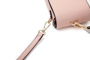 Dettaglio della borsa in pelle PU rosa chiaro con ganci in metallo dorato e cuciture fini