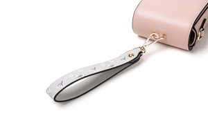 Dettaglio borsa porta cellulare rosa in ecopelle con cinturino a fiori e gancio oro