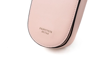 Dettaglio della borsa in pelle PU rosa con scritte dorate e bordi neri rifiniti