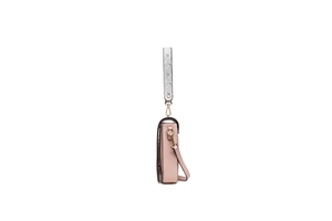 Dettaglio borsa porta cellulare rosa in pelle PU con tracolla floreale e fibbie dorate