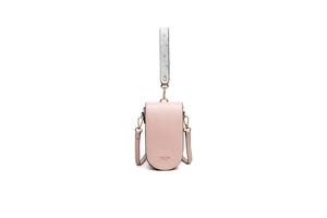Dettaglio borsa porta cellulare in pelle PU rosa con chiusura oro e cinturino floreale