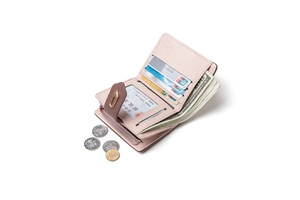 Dettaglio interno del portafoglio rosa con fessure per carte e scomparto per banconote