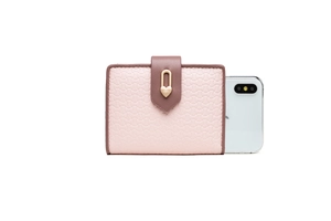 Portafoglio corto rosa con chiusura a cuore rispetto a uno smartphone per misura
