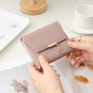 Petit portefeuille rose en cuir PU avec motif matelassé et pendentif feuille dorée