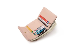 Dettaglio del portafoglio rosa in ecopelle con fessure per carte e scomparto banconote