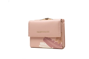 Dettaglio del portafoglio rosa in pelle PU con stampa di foglie e chiusura a scatto oro
