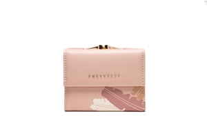 Dettaglio del portafoglio rosa in pelle PU con chiusura in metallo e motivo a foglie