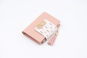 Détail du portefeuille en cuir PU rose avec imprimé floral, boucle feuille et gland