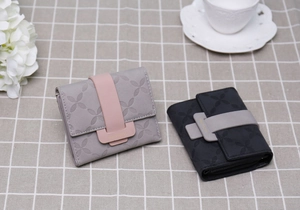 Détails de portefeuilles en cuir matelassé avec fermeture à bouton et embossage floral