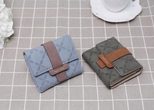 Détail de portefeuilles à carreaux avec gaufrage trèfle et fermeture à bouton-pression