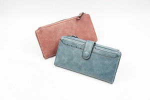 Dettaglio di portafogli lunghi in pelle PU blu e rosa con cerniera e chiusura a scatto