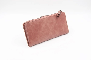 Dettaglio del portafoglio lungo in pelle PU rosa con cerniera e chiusura a scatto