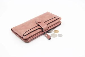 Dettaglio di un portafoglio lungo rosa in pelle PU con scomparti per carte e zip