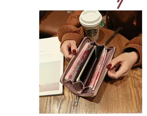 Détails de l'intérieur à compartiments multiples d'un grand portefeuille long zippé