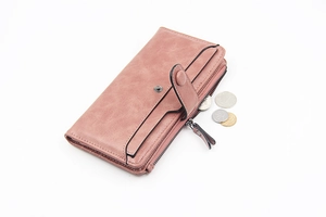 Dettaglio del portafoglio lungo rosa con slot per carte e tasca interna con cerniera
