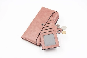 Dettaglio del portafoglio lungo rosa polvere con scomparti e porta carte rimovibile