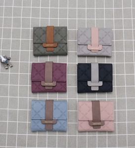 Détail de petits portefeuilles à trois volets en six couleurs avec motifs floraux gaufrés