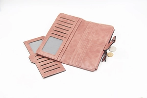 Dettaglio dell'interno del portafoglio lungo rosa con fessure per carte e tasca portamonete
