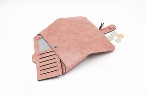 Dettaglio portafoglio lungo rosa con slot per carte e finestra trasparente per documenti