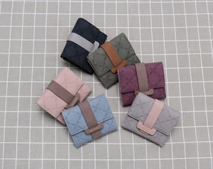 Vue détaillée de dessus de portefeuilles courts de luxe en six couleurs élégantes