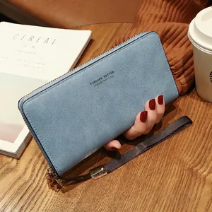 Détail du portefeuille long bleu clair avec fermeture éclair et dragonne de poignet