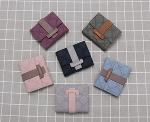 Vue de dessus de portefeuilles pliants à carreaux en six couleurs avec fermoir à boucle
