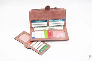 Dettagli interni del portafoglio rosa con vari scomparti per carte e tasca con zip