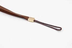 Vue détaillée d'une dragonne marron avec un clip en métal doré et une sangle en nylon robuste