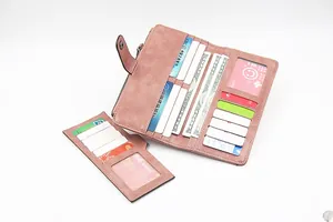 Dettaglio interno di un portafoglio lungo rosa con cerniera e porta carte rimovibile
