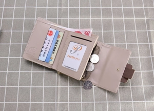Vue détaillée du portefeuille femme à trois volets avec fentes pour cartes et zip