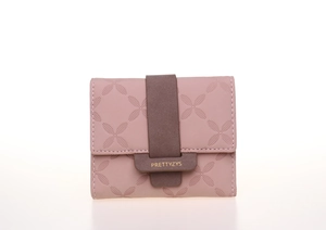 Vue détaillée du portefeuille rose avec gaufrage floral et fermoir en cuir marron