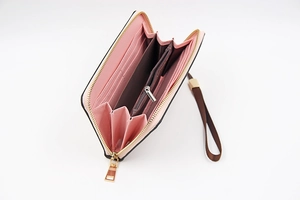 Aménagement intérieur du portefeuille long avec fentes pour cartes et poche rose
