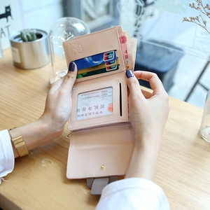 Portefeuille femme rose matelassé à trois volets avec fentes pour cartes et bouton