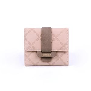 Petit portefeuille femme rose poudré avec motif floral gaufré et boucle en métal