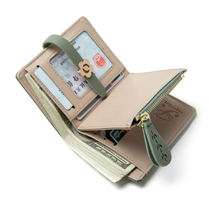 Kurze dreifach gefaltete Damen-Geldbörse aus Leder in Beige und Grün mit Blumenverschluss