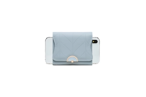 Dettaglio portafoglio in pelle PU azzurra con trapuntatura a foglia e chiusura dorata
