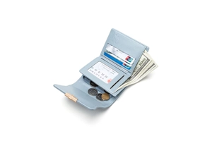 Vista interna del portafoglio azzurro a tre ante con scomparti per carte e zip a bustina