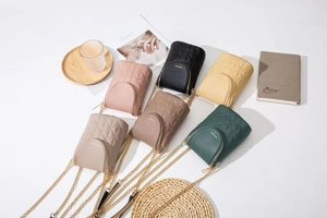 Vue détaillée de dessus de petits sacs de téléphone matelassés en six couleurs