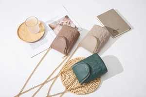 Trois mini sacs bandoulière matelassés élégants en marron, beige et vert foncé